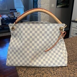 Louis Vuitton Damier Azur Artsy
MM Hobo Shoulder Bag white and tan